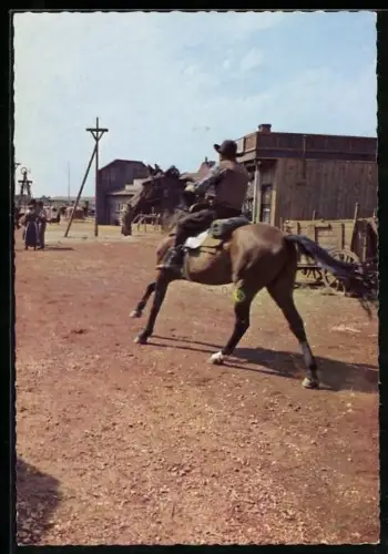 AK Eine Szene aus dem Karl May-Film Winnetou, II. Teil, Der Ponca-Häuptling steckt Öllager in Brand