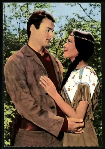 AK Szene aus Winnetou 2 nach Karl May, Karin Dor und Mario Girotti als Ribanna und Leutnant Merril bereit zur Heirat