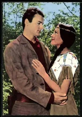 AK Szene aus Winnetou 2 nach Karl May, Karin Dor und Mario Girotti als Ribanna und Leutnant Merril bereit zur Heirat