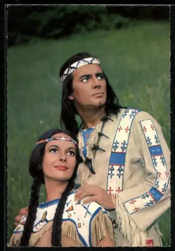 AK Szene aus Winnetou 2 nach Karl May, Pierre Brice und Karin Dor als Winnetou und Ribanna