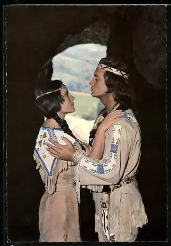 AK Pierre Brice u. Karin Dor bei den Assiniboins, Höhlenszene, Winnetou II. Teil