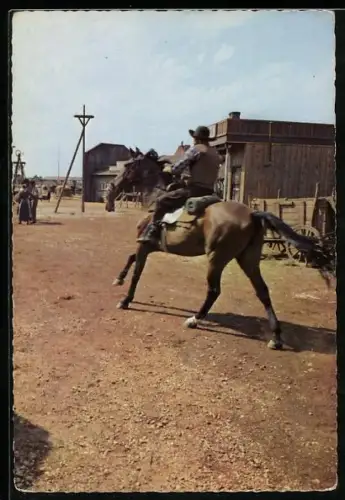 AK Eine Szene aus dem Karl May-Film Winnetou, II. Teil, Der Ponca-Häuptling steckt Öllager in Brand