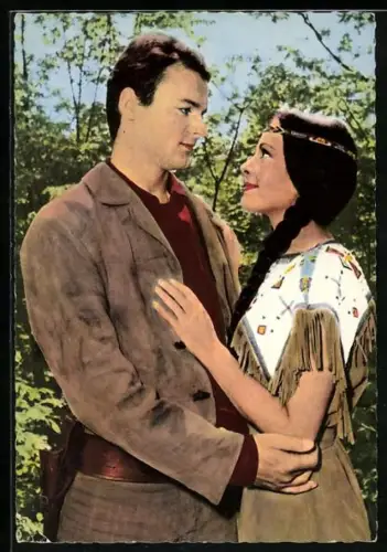 AK Szene aus Winnetou 2 nach Karl May, Karin Dor und Mario Girotti als Ribanna und Leutnant Merril bereit zur Heirat