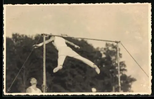 Foto-AK Momentaufnahme während des Hochsprungs