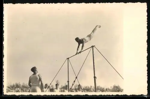 Foto-AK Momentaufnahme eines Akrobaten