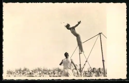 Foto-AK Momentaufnahme eines Akrobaten