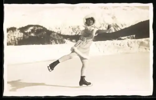 AK Engadin, Schlittschuhläuferin mit schneebedecktem Gebirgspanorama