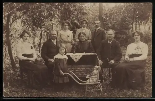 Foto-AK Familienfoto mit einem Kind, das einen Kinderwagen hält