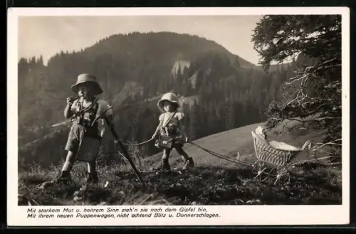 AK Zwei Kinder auf Wanderschaft in den Bergen mit einem Kinderwagen