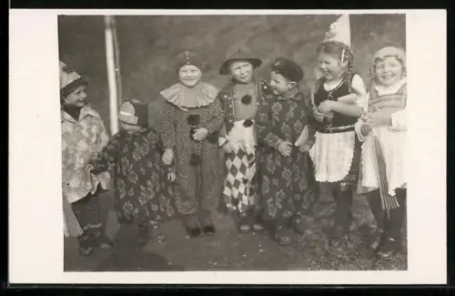 Foto-AK Gruppenfoto von Kindern, teilweise als Harlekin verkleidet