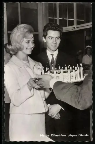 AK Marika Kilius und Hans Jürgen Bäumler erhalten einen mit Kerzen geschmückten Kuchen