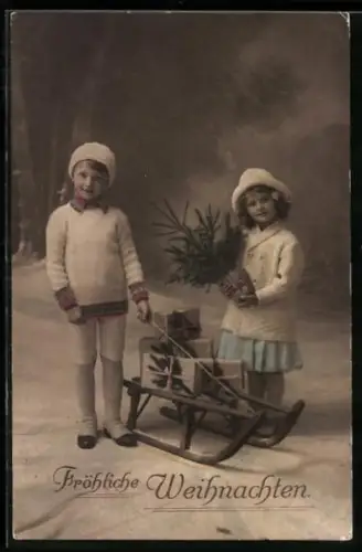 AK Zwei Mädchen mit Schlitten und Weihnachtsgeschenken