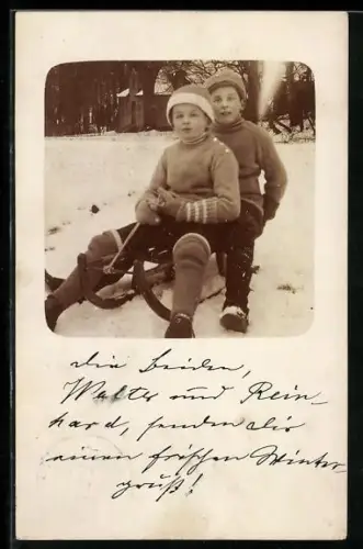 Foto-AK Zwei Jungen beim Schlittenfahren