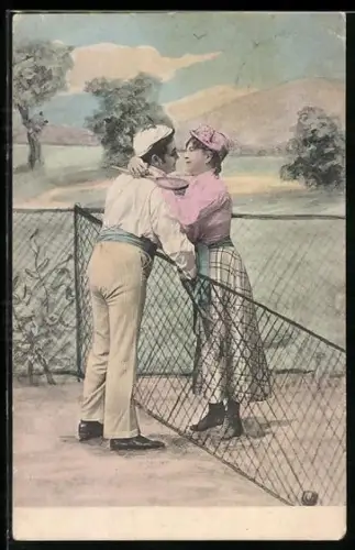 AK Junge Frau und junger Mann beim Küssen während eines Tennisspiels