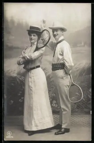 AK Frau und Mann mit Tennisschlägern, Studioaufnahme