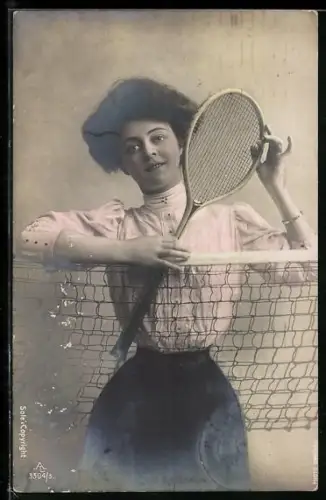 AK Junge Frau mit Tennisschläger
