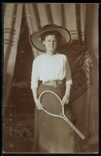 AK Frau mit grossem Hut und Tennisschläger