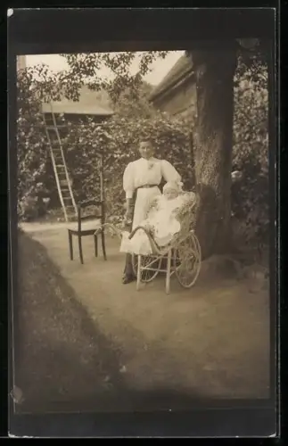 Foto-AK Mutter mit ihrem Kind im Kinderwagen
