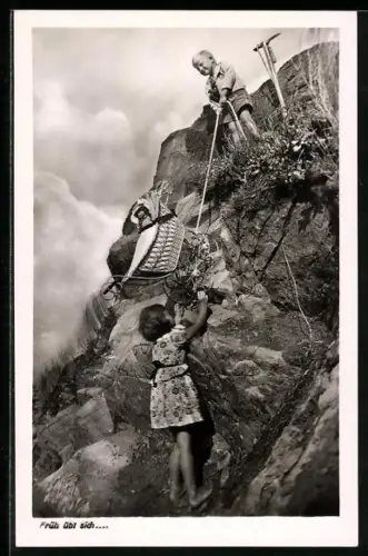 AK Kinder klettern mit Kinderwagen einen Berg hinauf