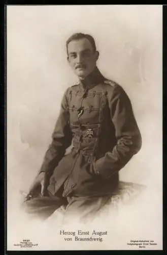 AK Herzog Ernst August von Braunschweig in Uniform mit Zirgarette