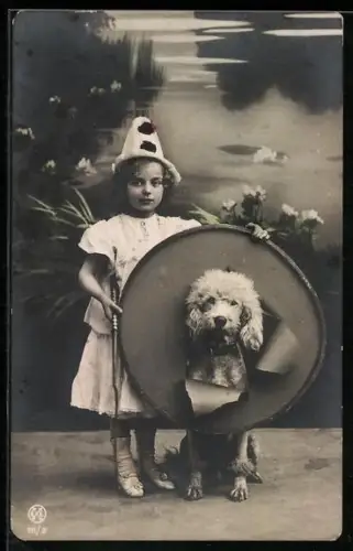 AK Kleines Mädchen als Harlekin mit Hund in einer Trommel