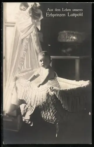AK Erbprinz Luitpold als Kleinkind im Kinderbett stehend