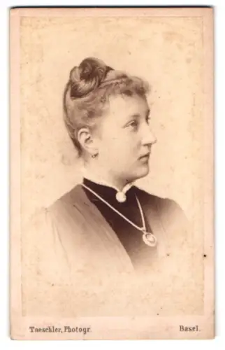 Fotografie Taeschler, Basel, Porträt einer Frau im Profil