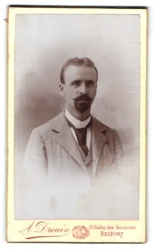 Fotografie A. Drouin, Belfort, 10 Faub. des Ancêtres, Porträt eines Herren