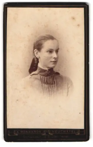 Fotografie A. Monbaron, Neuchâtel, rue de l`Hôpital 17, Porträt einer jungen Frau