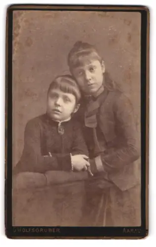 Fotografie G. Wolfsgruber, Aarau, Zwei junge Mädchen in zeitgenössischer Kleidung