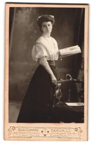 Fotografie Rud. Conrad, Berlin, Königstr. 34-36, Dame mit Buch