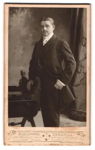 Fotografie Rud. Conrad, Berlin, Königstrasse 36, Porträt eines eleganten Herrn