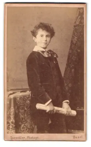 Fotografie Taeschler, Basel, Junge mit Diplomrolle