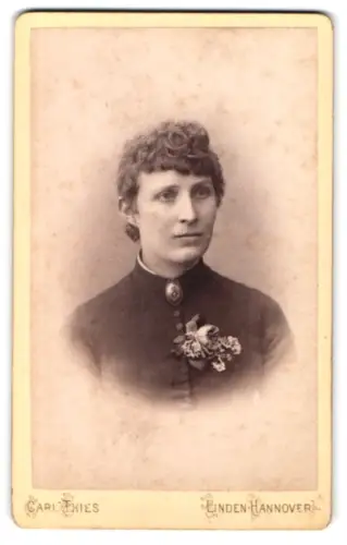 Fotografie Carl Thies, Linden-Hannover, Deisterstrasse 1, Porträt einer Frau mit Blumenbrosche