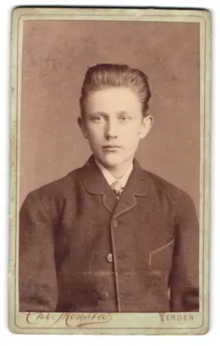 Fotografie Chr. Mönsted, Verden, vor dem Neuen Thor 43, Portrait eines jungen Mannes