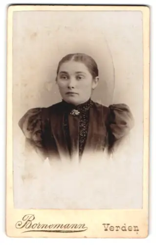 Fotografie Bornemann, Verden, Portrait einer Frau in elegantem Kleid