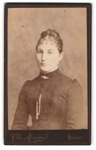 Fotografie Chr. Mönsted, Verden, vor dem Neuen Thor 43, Porträt einer Dame im dunklen Kleid