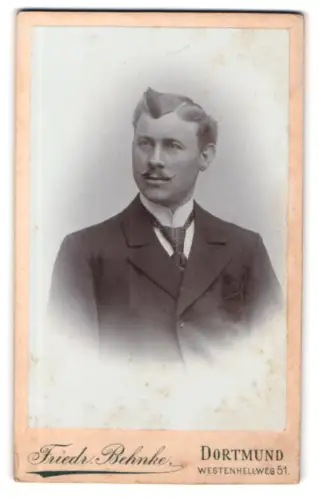 Fotografie Friedrich Behnke, Dortmund, Westenhellweg 51, Porträt eines Herrn mit Schnurrbart