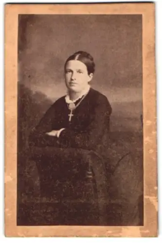 Fotografie Chr. Mönsted, Verden, Dem Gymnasium gegenüber, Frau in schwarzem Kleid