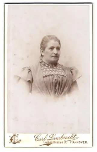 Fotografie Carl Lambrecht, Hannover, Luisenstrasse 3, Porträt einer Frau mit hochgestecktem Haar