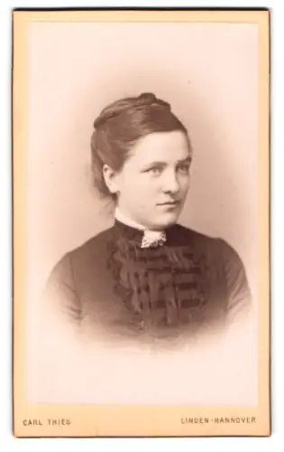 Fotografie Carl Thies, Linden-Hannover, Deisterstrasse 1, Porträt einer jungen Frau