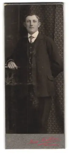 Fotografie Max Bolloni, Walsrode, Eckernwort, Porträt eines eleganten jungen Mannes