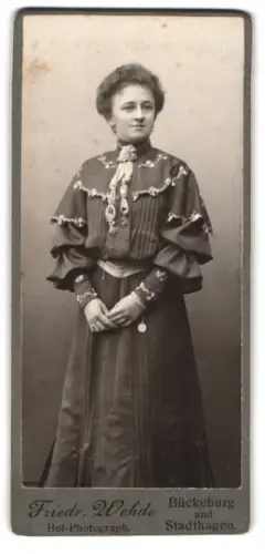Fotografie Friedr. Wehde, Bückeburg, Frau in eleganter Kleidung