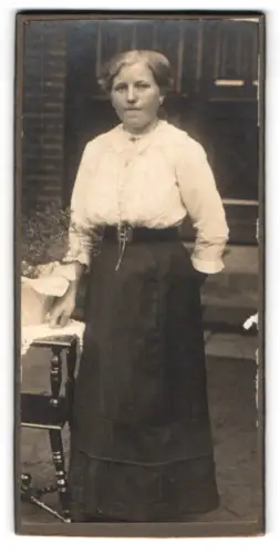 Fotografie W. König, Hannover, Bahnhofstr. 4, Dame in traditioneller Kleidung