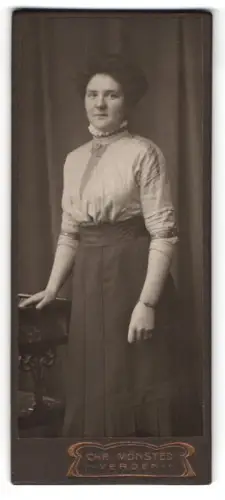 Fotografie Chr. Mönsted, Verden, Frau steht neben Tisch