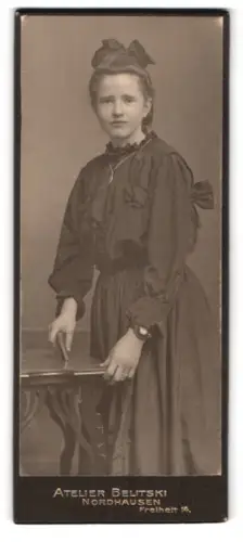 Fotografie Belitski, Nordhausen, Freiheit 14, Junge Frau in elegantem Kleid