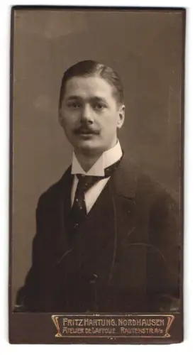 Fotografie Fritz Hartung, Nordhausen, Rautenstr. 8/9, Porträt eines eleganten Herren