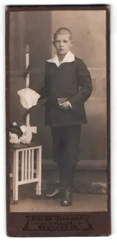 Fotografie Atelier Germania, Beuthen, Bahnhofstrasse 30, Porträt eines Jungen mit Kerze