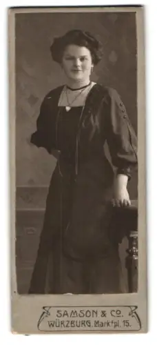 Fotografie Samson & Co., Würzburg, Marktpl. 15, elegante Dame im Atelier