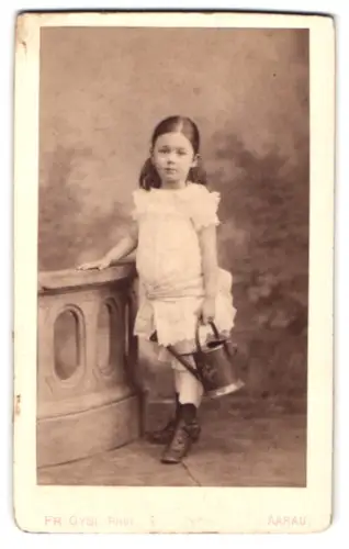 Fotografie Fr. Gysi, Aarau, Mädchen mit Giesskanne